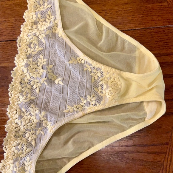Wacoal Bra Set in Yellow Lace - Picture 6 of 9